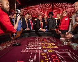 Antarmuka Live Sic Bo di dul togel menampilkan cage dadu transparan dan opsi taruhan yang beragam