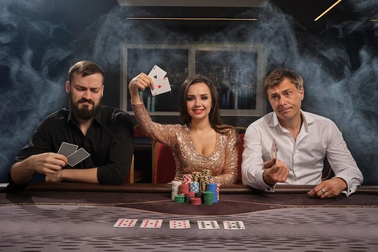 Dealer live di meja Sic Bo dul togel mempersiapkan cage dadu dengan profesional